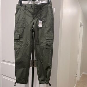 Women’s Green Tommy Hilfiger Chelsea Cargo Ankle Pants. Size 2. Very Nice NWT